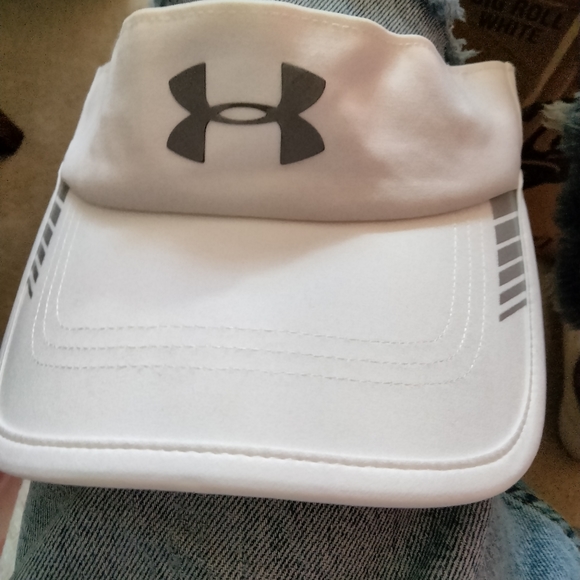 Adidas 5 compartments  $38+  free hat or scarf. - Picture 6 of 12